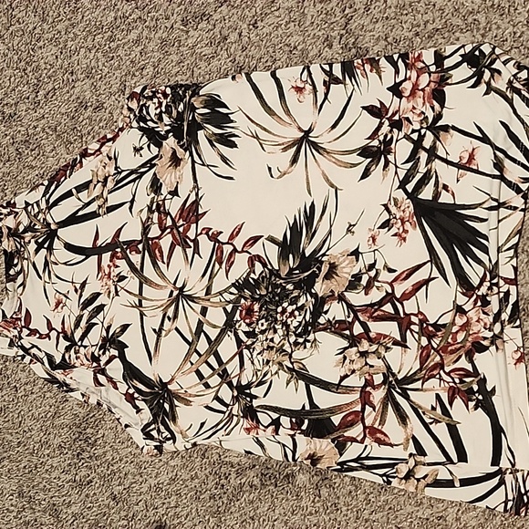 Floral Tank by Le Chateau - Picture 2 of 4